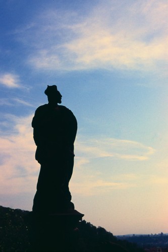 A statue horizon | Canon EOS 3 | Tamron 28-75 F/2.8 | Fuji Velvia 100