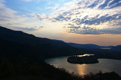 Almost sunset | Canon 40D | Tamron 11-18mm@18mm | F/16 | 1/40 | ISO 200 | Monopod